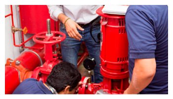 Ingenieros trabajando en una bomba